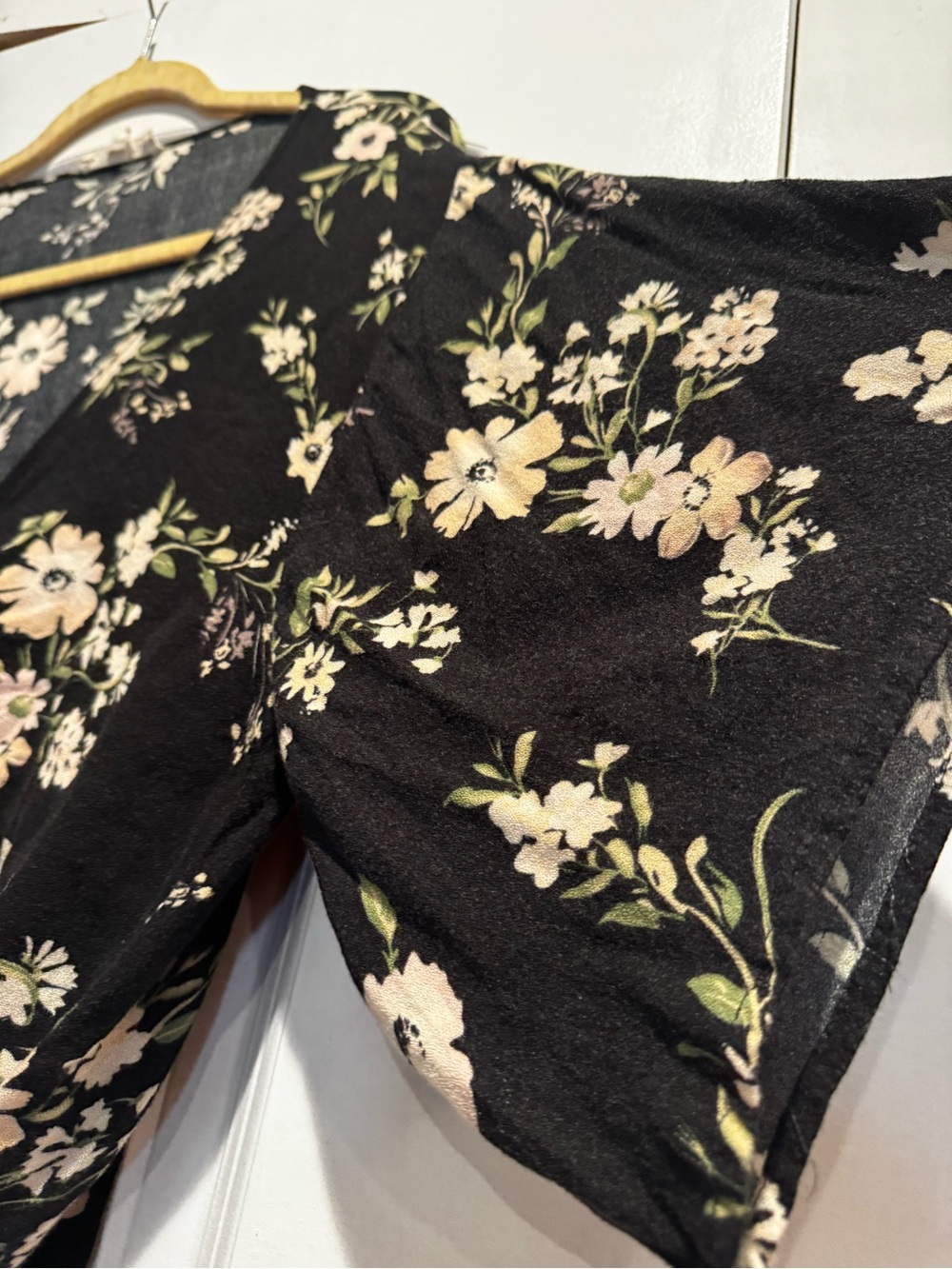 Lovestitch Size Small Black Floral Tie Front Kimono Sleeve Top - Picture 5 of 7